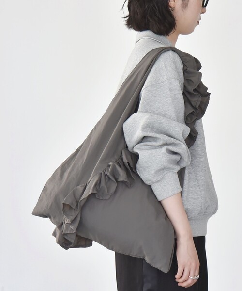quaranciel（カランシエル）の「quaranciel: フリル トライアングル トート バッグ（A4対応）（トートバッグ・レディース・ブラック/グレー/ベージュ・ONE SIZE）」の5枚目の写真