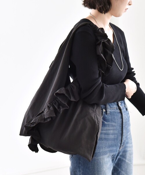 quaranciel（カランシエル）の「quaranciel: フリル トライアングル トート バッグ（A4対応）（トートバッグ・レディース・ブラック/グレー/ベージュ・ONE SIZE）」の7枚目の写真