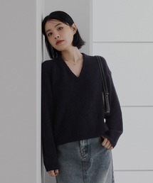 Vネックショート丈ニット