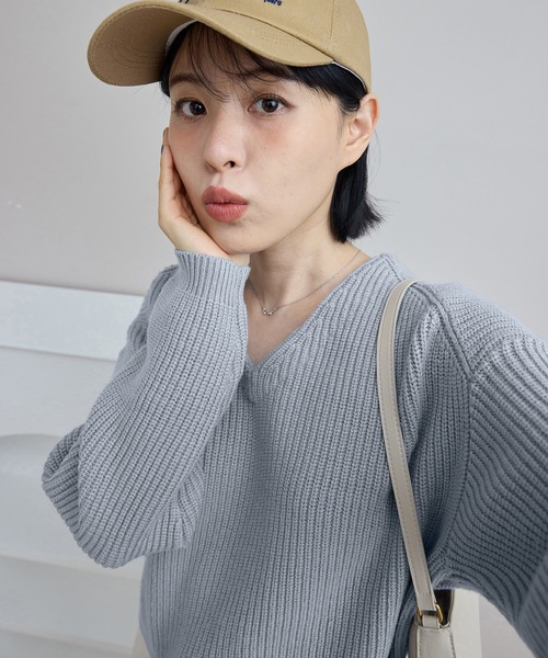 CHAN ME(チャンミ)の「Vネックショート丈ニット(ニット/セーター・レディース・ブラック/アイボリー/グレー/ピンク/ブルー・MEDIUM/LARGE/X-LARGE)」の14枚目の写真