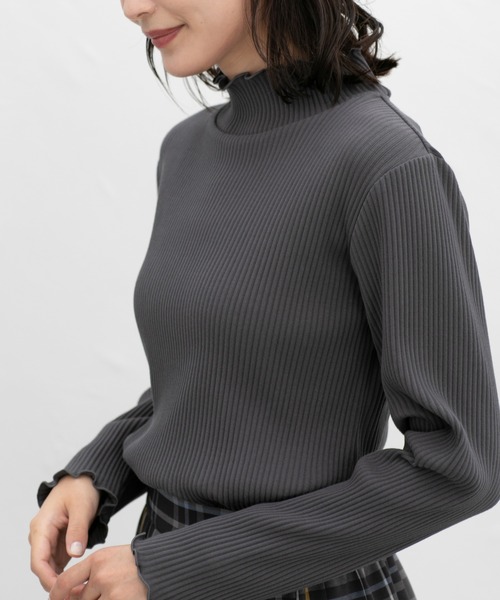 Honeys(ハニーズ)の「【ハニぽか】あったかメローハイネック(Tシャツ/カットソー・レディース・ピンク/ミント/オフホワイト/ライトイエロー/ブラック/グレイッシュベージュ/アイボリー/スミクロ/サックスブルー・S/M/L/LL)」の4枚目の写真