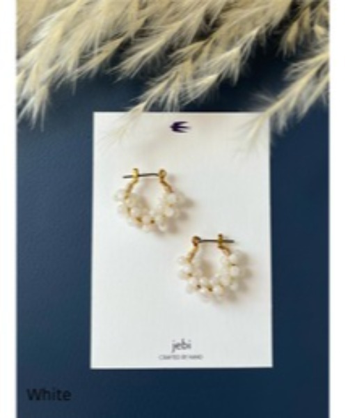 VIBGYOR(ヴィブジョー)の「【jebi】天然石のフープピアス(チタンポスト)(MA)(ピアス(両耳用)・レディース・グレー/ホワイト/ピンク/イエロー/ブラック/ライトブルー・FREE)」の2枚目の写真