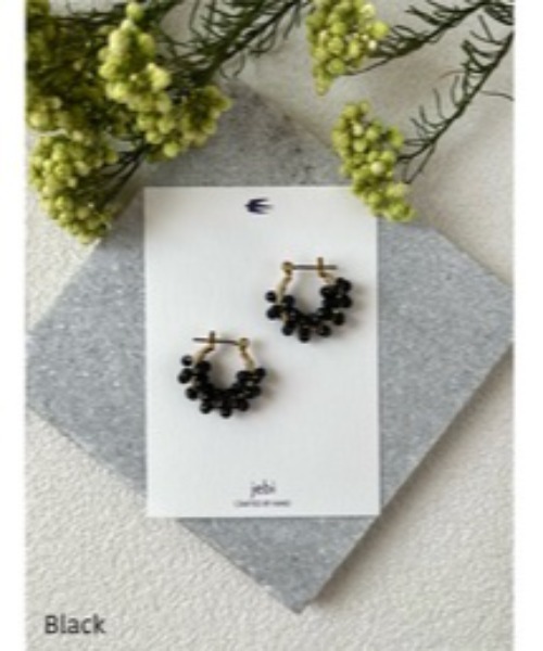VIBGYOR(ヴィブジョー)の「【jebi】天然石のフープピアス(チタンポスト)(MA)(ピアス(両耳用)・レディース・グレー/ホワイト/ピンク/イエロー/ブラック/ライトブルー・FREE)」の3枚目の写真