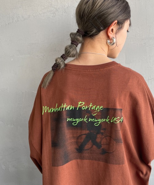 Manhattan Portage（マンハッタンポーテージ）の「[MANHATTAN PORTAGE/マンハッタンポーテージ] 別注 ショート丈 バックフォトプリントTシャツ（Tシャツ/カットソー・レディース・ブラウン/チャコール/オレンジ/ホワイト・F）」の4枚目の写真