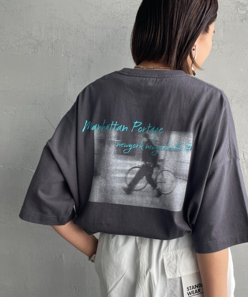 Manhattan Portage（マンハッタンポーテージ）の「[MANHATTAN PORTAGE/マンハッタンポーテージ] 別注 ショート丈 バックフォトプリントTシャツ（Tシャツ/カットソー・レディース・ブラウン/チャコール/オレンジ/ホワイト・F）」の3枚目の写真