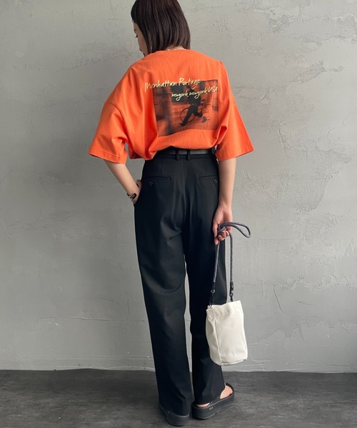 Manhattan Portage（マンハッタンポーテージ）の「[MANHATTAN PORTAGE/マンハッタンポーテージ] 別注 ショート丈 バックフォトプリントTシャツ（Tシャツ/カットソー・レディース・ブラウン/チャコール/オレンジ/ホワイト・F）」の8枚目の写真
