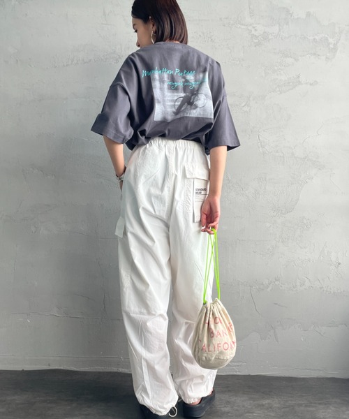 Manhattan Portage（マンハッタンポーテージ）の「[MANHATTAN PORTAGE/マンハッタンポーテージ] 別注 ショート丈 バックフォトプリントTシャツ（Tシャツ/カットソー・レディース・ブラウン/チャコール/オレンジ/ホワイト・F）」の6枚目の写真