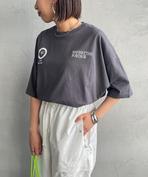 Manhattan Portage（マンハッタンポーテージ）の「[MANHATTAN PORTAGE/マンハッタンポーテージ] 別注 ショート丈 バックフォトプリントTシャツ（Tシャツ/カットソー・レディース・ブラウン/チャコール/オレンジ/ホワイト・F）」の9枚目の写真
