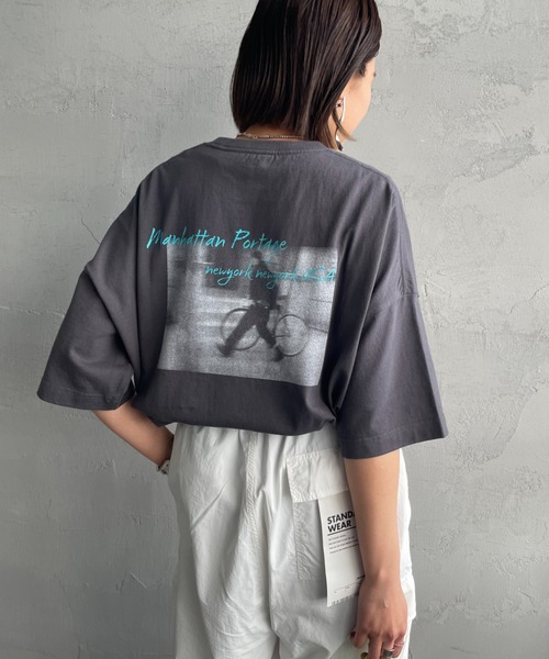 Manhattan Portage（マンハッタンポーテージ）の「[MANHATTAN PORTAGE/マンハッタンポーテージ] 別注 ショート丈 バックフォトプリントTシャツ（Tシャツ/カットソー・レディース・ブラウン/チャコール/オレンジ/ホワイト・F）」の10枚目の写真