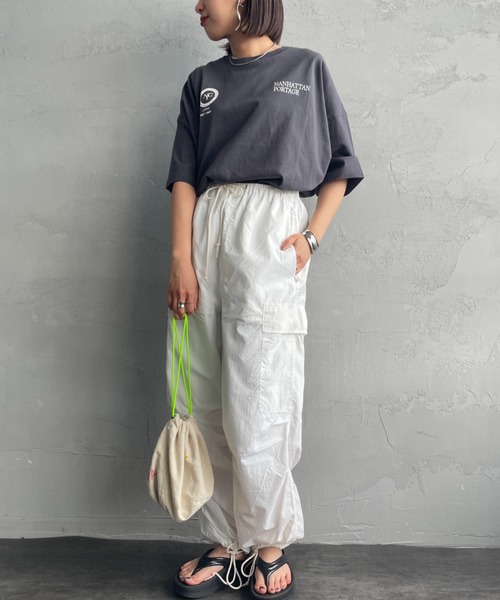 Manhattan Portage（マンハッタンポーテージ）の「[MANHATTAN PORTAGE/マンハッタンポーテージ] 別注 ショート丈 バックフォトプリントTシャツ（Tシャツ/カットソー・レディース・ブラウン/チャコール/オレンジ/ホワイト・F）」の11枚目の写真