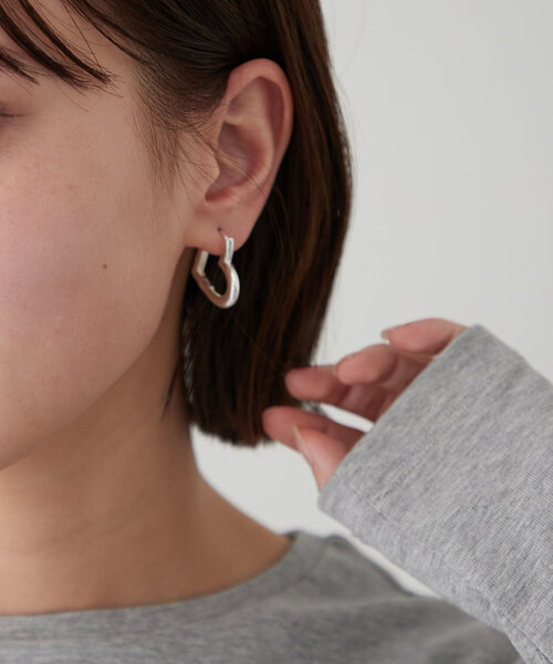 mystic（ミスティック）の「Lara シルバーハートピアス（ピアス（両耳用）・レディース・シルバー・ONE SIZE）」の2枚目の写真