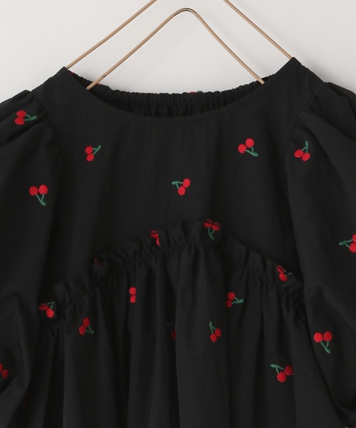LOWRYS FARM（ローリーズファーム）の「チェリーシシュウワンピース　323727（ワンピース・キッズ・ブラック系その他/ブラック・110cm/120cm/130cm/140cm/150cm）」の3枚目の写真