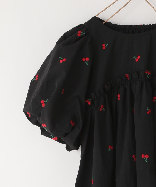 LOWRYS FARM（ローリーズファーム）の「チェリーシシュウワンピース　323727（ワンピース・キッズ・ブラック系その他/ブラック・110cm/120cm/130cm/140cm/150cm）」の4枚目の写真