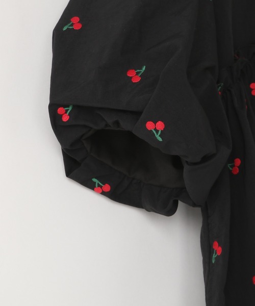 LOWRYS FARM（ローリーズファーム）の「チェリーシシュウワンピース　323727（ワンピース・キッズ・ブラック系その他/ブラック・110cm/120cm/130cm/140cm/150cm）」の6枚目の写真