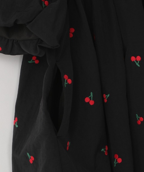 LOWRYS FARM（ローリーズファーム）の「チェリーシシュウワンピース　323727（ワンピース・キッズ・ブラック系その他/ブラック・110cm/120cm/130cm/140cm/150cm）」の10枚目の写真