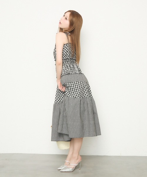TITTY&CO.(ティティーアンドコー)の「チェック切り替えフリルキャミワンピース(ワンピース・レディース・ベージュ/ブラック・FREE)」の5枚目の写真