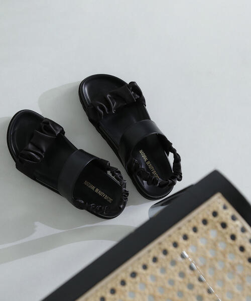 NATURAL BEAUTY BASIC（ナチュラルビューティーベーシック）の「◇サテンリラクシーサンダル（サンダル・レディース・ベージュ/ブラック・SMALL/MEDIUM/LARGE）」の2枚目の写真