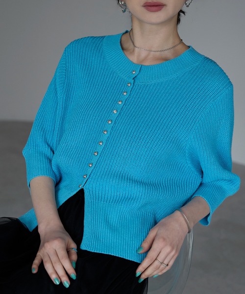 each（イーチ）の「ミニスタッズボタンサマーニット5分袖コンパクトカーデ（カーディガン/ボレロ・レディース・ブルー/ネイビー/ホワイト・FREE）」の3枚目の写真