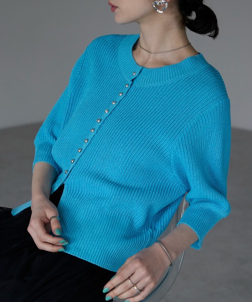 each（イーチ）の「ミニスタッズボタンサマーニット5分袖コンパクトカーデ（カーディガン/ボレロ・レディース・ブルー/ネイビー/ホワイト・FREE）」の4枚目の写真