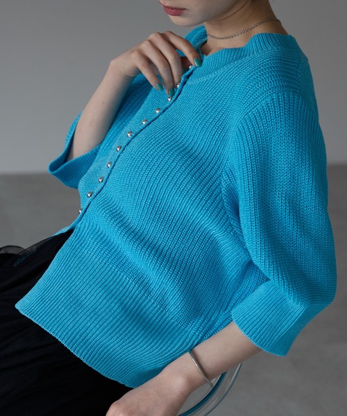 each（イーチ）の「ミニスタッズボタンサマーニット5分袖コンパクトカーデ（カーディガン/ボレロ・レディース・ブルー/ネイビー/ホワイト・FREE）」の5枚目の写真