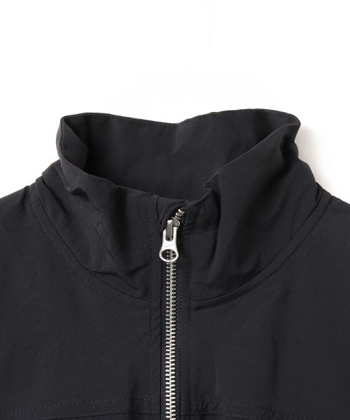 NIKE(ナイキ)の「NIKE AS W NSW EVRTHNG WVN RPL UV / ナイキ ウィメンズ NSW エブリシング ウーウ゛ン RPL UV 【SP】(ナイロンジャケット・レディース・ブラック/ホワイト・M/L)」の12枚目の写真