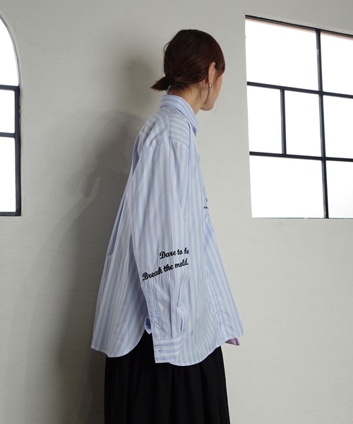 訪問着 幅広サイズ、グレー ストライプ刺繍入り ☆ヘアラインストライプ長袖ニットシャツ（ボタンダウン）<div>SNKJ22