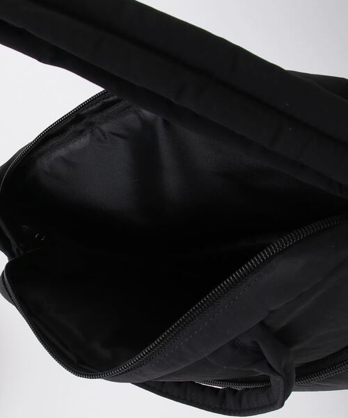 lit.Cy(リットシー)の「シンプル パデット PCケース ショルダー トート バッグ 13inch 14inch 15.6inch 16inch(PC・タブレットケース・レディース・ブラック/オフホワイト・FREE)」の5枚目の写真