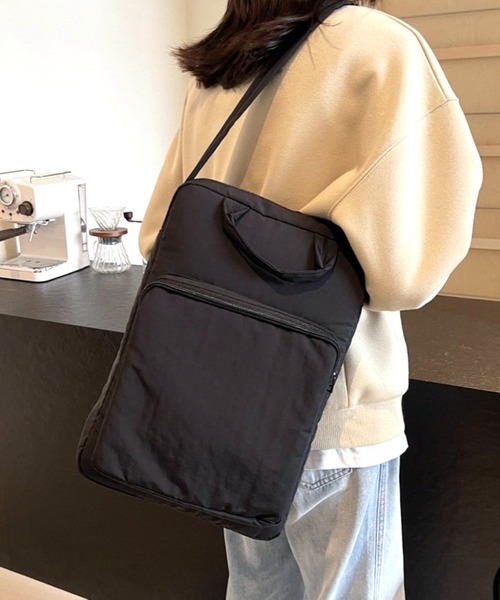 lit.Cy(リットシー)の「シンプル パデット PCケース ショルダー トート バッグ 13inch 14inch 15.6inch 16inch(PC・タブレットケース・レディース・ブラック/オフホワイト・FREE)」の1枚目の写真