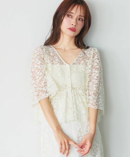 mysty woman(ミスティウーマン)の「2WAYスカラップレースブラウス 497243(シャツ/ブラウス・レディース・オフホワイト/ブラック/ベージュ・FREE)」の2枚目の写真