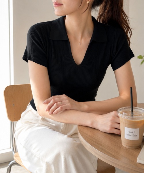 Dewlily(デューリリー)の「オンオフ問わず着用◎ スタイルアップ効果も期待♪スキッパー半袖ポロニット(ニット/セーター・レディース・イエロー/ホワイト/グリーン/ブラック/グレー・FREE)」の2枚目の写真