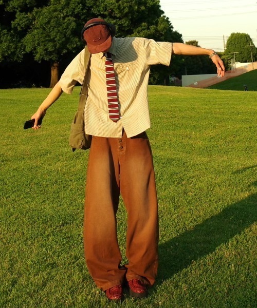 INTER FACTORY(インターファクトリー)の「はる - ボタンフライワイドデニムパンツ - made in INTER FACTORY(デニムパンツ・メンズ・ブラウン/インディゴブルー・MEDIUM/LARGE)」の7枚目の写真