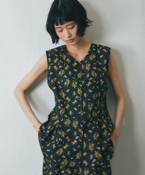 【新品未使用タグ付き】Chesty フラワー　ベスト 花柄 刺繍　ペプラム 新品未使用タグ付き】Chesty フラワー ベスト 花柄 刺繍