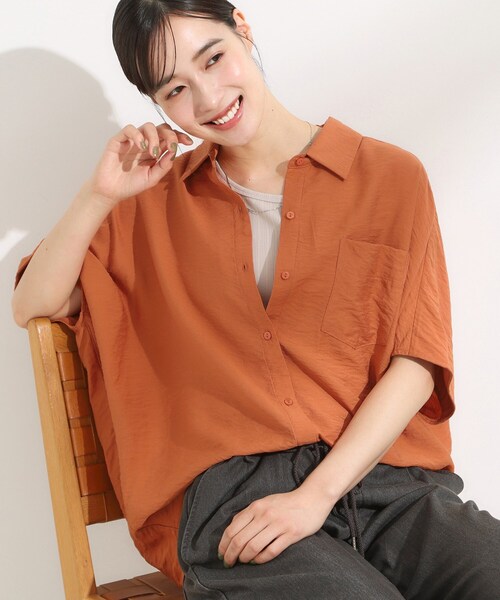SHOO・LA・RUE(シューラルー)の「【洗える/S-LL/5分袖】1枚でも羽織としても。さらさらドレープシャツ(シャツ/ブラウス・レディース・オレンジ/ブラウン系その他/ライトベージュ/ダークグリーン・01/02/03/04)」の4枚目の写真