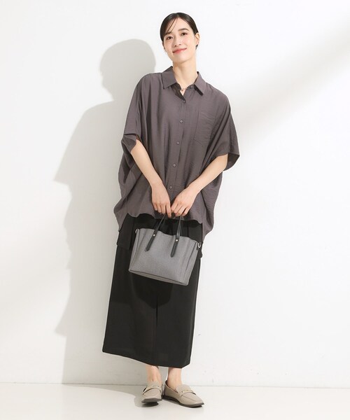 SHOO・LA・RUE(シューラルー)の「【洗える/S-LL/5分袖】1枚でも羽織としても。さらさらドレープシャツ(シャツ/ブラウス・レディース・オレンジ/ブラウン系その他/ライトベージュ/ダークグリーン・01/02/03/04)」の7枚目の写真