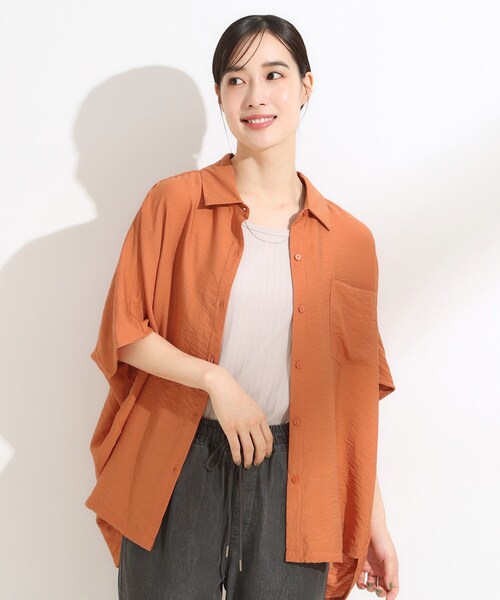 SHOO・LA・RUE(シューラルー)の「【洗える/S-LL/5分袖】1枚でも羽織としても。さらさらドレープシャツ(シャツ/ブラウス・レディース・オレンジ/ブラウン系その他/ライトベージュ/ダークグリーン・01/02/03/04)」の17枚目の写真