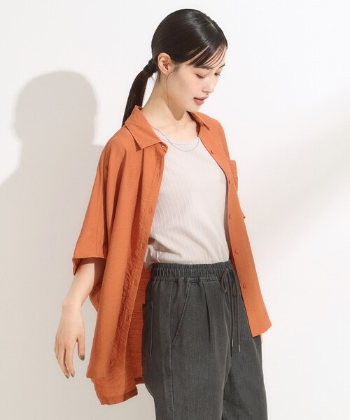 SHOO・LA・RUE(シューラルー)の「【洗える/S-LL/5分袖】1枚でも羽織としても。さらさらドレープシャツ(シャツ/ブラウス・レディース・オレンジ/ブラウン系その他/ライトベージュ/ダークグリーン・01/02/03/04)」の18枚目の写真