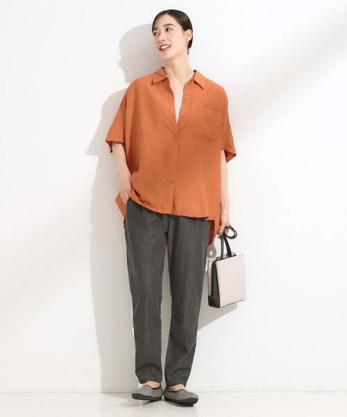 SHOO・LA・RUE(シューラルー)の「【洗える/S-LL/5分袖】1枚でも羽織としても。さらさらドレープシャツ(シャツ/ブラウス・レディース・オレンジ/ブラウン系その他/ライトベージュ/ダークグリーン・01/02/03/04)」の19枚目の写真