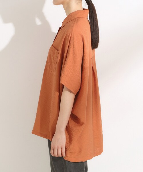 SHOO・LA・RUE(シューラルー)の「【洗える/S-LL/5分袖】1枚でも羽織としても。さらさらドレープシャツ(シャツ/ブラウス・レディース・オレンジ/ブラウン系その他/ライトベージュ/ダークグリーン・01/02/03/04)」の22枚目の写真