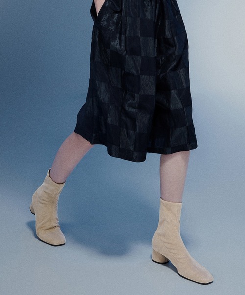 CHARLES & KEITH(チャールズ & キース)の「ステッチトリム ヒールアンクルブーツ(ブーツ・レディース・サンドベージュ/ブラック・23cm/23.5cm/24.5cm/25cm)」の2枚目の写真