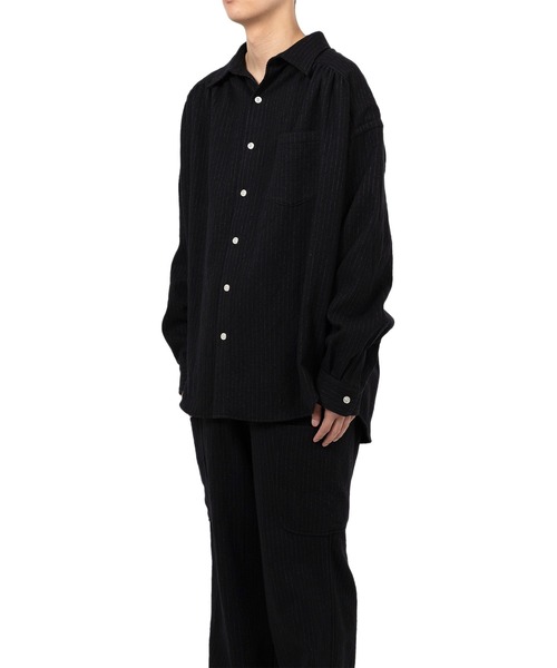 KAMIYA(カミヤ)の「Pinstripe Back Gathered Shirt(シャツ/ブラウス・メンズ・ベージュ/ブラック・M/S)」の5枚目の写真