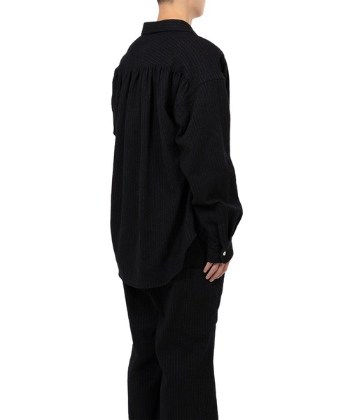 KAMIYA(カミヤ)の「Pinstripe Back Gathered Shirt(シャツ/ブラウス・メンズ・ベージュ/ブラック・M/S)」の6枚目の写真