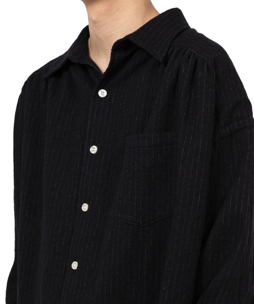 KAMIYA(カミヤ)の「Pinstripe Back Gathered Shirt(シャツ/ブラウス・メンズ・ベージュ/ブラック・M/S)」の7枚目の写真