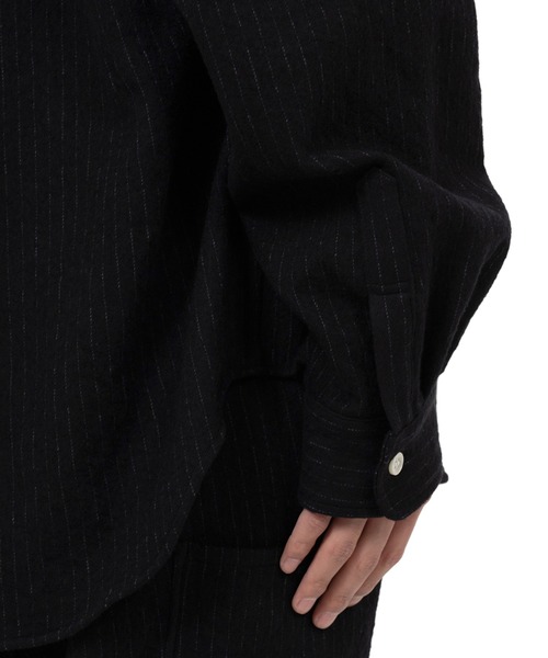 KAMIYA(カミヤ)の「Pinstripe Back Gathered Shirt(シャツ/ブラウス・メンズ・ベージュ/ブラック・M/S)」の8枚目の写真