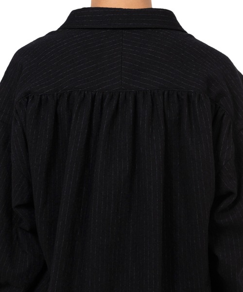 KAMIYA(カミヤ)の「Pinstripe Back Gathered Shirt(シャツ/ブラウス・メンズ・ベージュ/ブラック・M/S)」の9枚目の写真