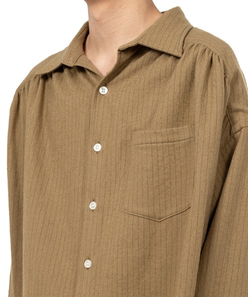 KAMIYA(カミヤ)の「Pinstripe Back Gathered Shirt(シャツ/ブラウス・メンズ・ベージュ/ブラック・M/S)」の14枚目の写真