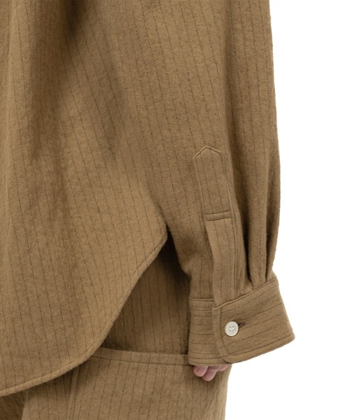 KAMIYA(カミヤ)の「Pinstripe Back Gathered Shirt(シャツ/ブラウス・メンズ・ベージュ/ブラック・M/S)」の15枚目の写真
