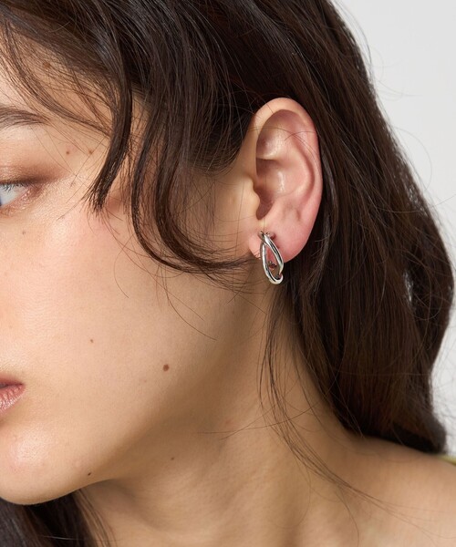 green label relaxing（グリーンレーベルリラクシング）の「ツイストフープ イヤリング 2（イヤリング・レディース・ゴールド/シルバー・FREE）」の2枚目の写真