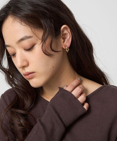 green label relaxing（グリーンレーベルリラクシング）の「ツイストフープ イヤリング 2（イヤリング・レディース・ゴールド/シルバー・FREE）」の4枚目の写真