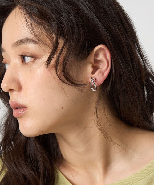 green label relaxing（グリーンレーベルリラクシング）の「ツイストフープ イヤリング 2（イヤリング・レディース・ゴールド/シルバー・FREE）」の5枚目の写真