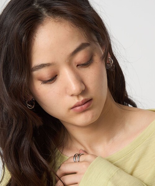 green label relaxing（グリーンレーベルリラクシング）の「ツイストフープ イヤリング 2（イヤリング・レディース・ゴールド/シルバー・FREE）」の6枚目の写真